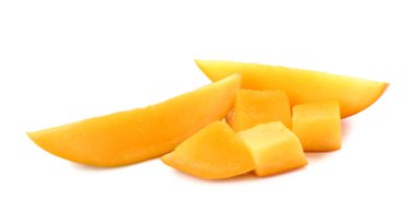 Beyaz arka planda taze olgun mango parçaları