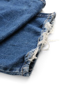 Beyaz arka planda şık mavi kot pantolon