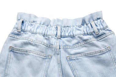 Beyaz arka planda şık mavi kot pantolon