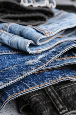 Arka plan olarak farklı tarz kot pantolon, yakın plan