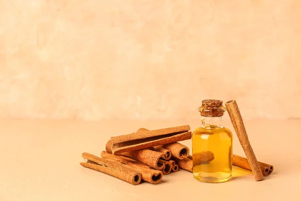 Bottle Essential Oil Cinnamon Sticks Color Background — Stock Photo, Image