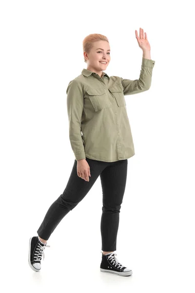Jonge Vrouw Met Kort Haar Zwaaien Hand Witte Achtergrond — Stockfoto