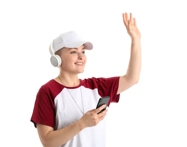 Νεαρή Γυναίκα Ακουστικά Και Κινητό Τηλέφωνο Κουνώντας Χέρι Λευκό Φόντο — Φωτογραφία Αρχείου