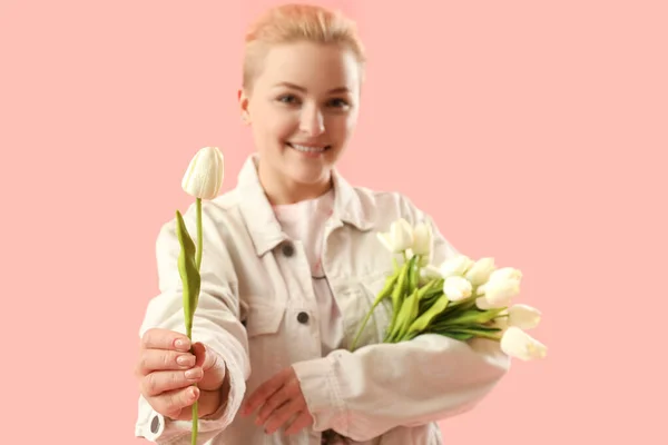 Молодая Женщина Тюльпанами Розовом Фоне Крупным Планом — стоковое фото