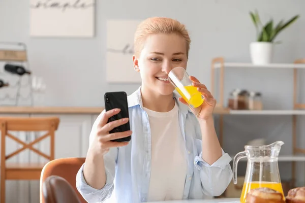 Young Woman Mobile Phone Drinking Juice Kitchen — Stock Photo, Image