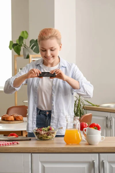 Mujer Joven Con Teléfono Móvil Tomando Fotos Ensalada Verduras Cocina —  Fotos de Stock