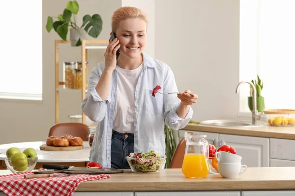 Sebze Salatalı Genç Bir Kadın Mutfakta Cep Telefonuyla Konuşuyor — Stok fotoğraf