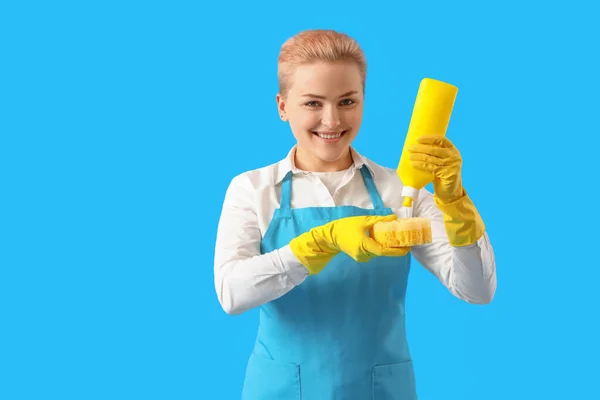 Jonge Vrouw Met Reinigingsspons Wasmiddel Blauwe Achtergrond — Stockfoto