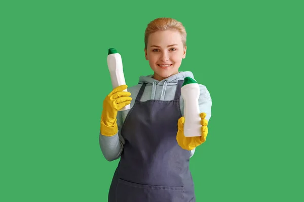 Mujer Joven Con Botellas Detergente Sobre Fondo Verde — Foto de Stock