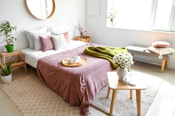 Innenraum Des Hellen Schlafzimmers Mit Gemütlichem Bett Und Chrysanthemenblumen Auf — Stockfoto