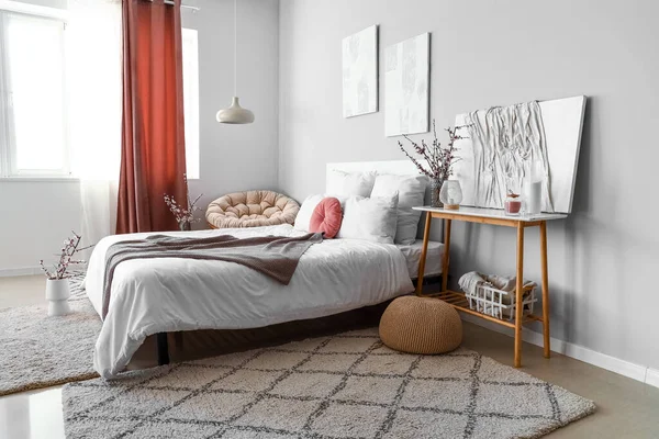 Interior Del Elegante Dormitorio Decorado Con Ramas Árboles Florecientes Jarrones — Foto de Stock