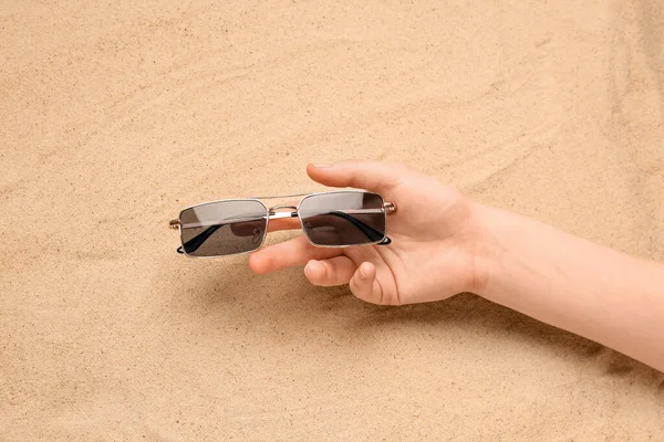 Donna Con Occhiali Sole Sulla Sabbia — Foto Stock