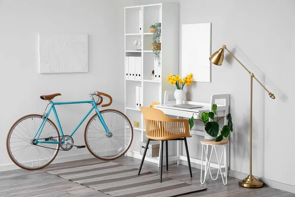 Interior Oficina Moderna Con Cómodo Lugar Trabajo Bicicleta —  Fotos de Stock