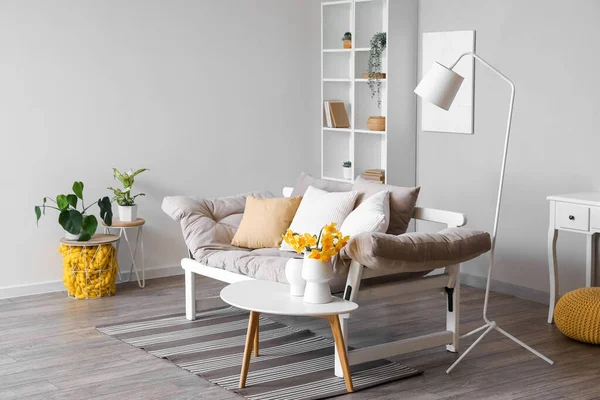 Interieur Des Stilvollen Wohnzimmers Mit Gemütlichem Sofa Und Blühenden Narzissenblumen — Stockfoto
