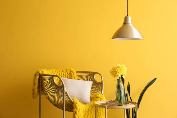 노란색 근처에 테이블에 아름다운 안락의자 — 스톡 사진