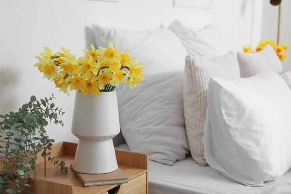 Vase Blooming Narcissus Flowers Houseplant Bedside Table — Stock Photo, Image