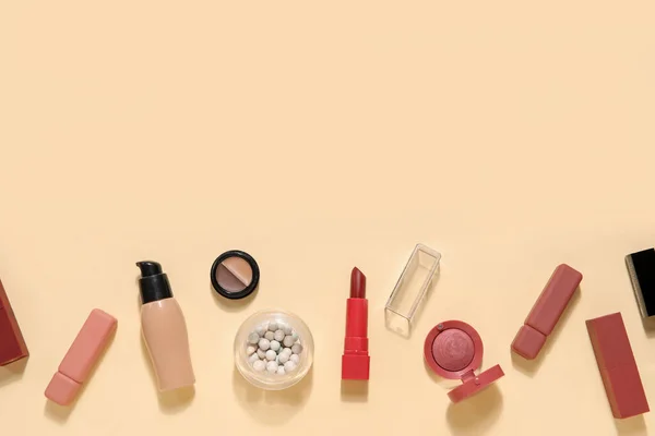 Dekorative Kosmetik Mit Lippenstiften Auf Beigem Hintergrund — Stockfoto