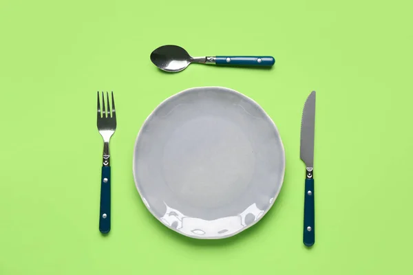 Table Setting Clean Plate Cutlery Green Background — Stock Photo, Image