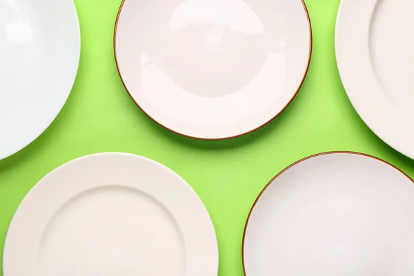 Komposition Mit Sauberen Tellern Auf Grünem Hintergrund — Stockfoto