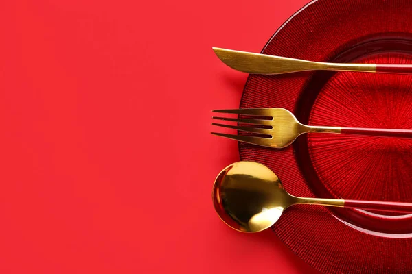 Table Setting Clean Plate Cutlery Red Background — Stock Photo, Image