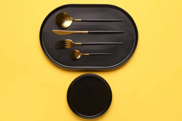 Table Setting Clean Plates Cutlery Yellow Background — Stock Photo, Image