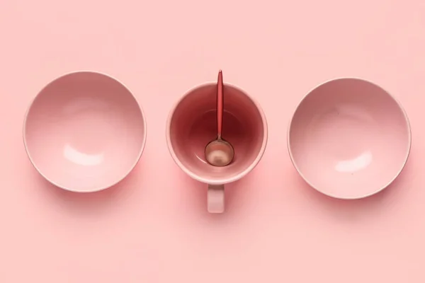 Komposition Mit Sauberen Schalen Tasse Und Löffel Auf Rosa Hintergrund — Stockfoto