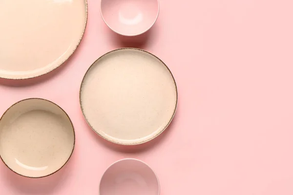 粉红背景的干净盘子和碗的成分 — 图库照片