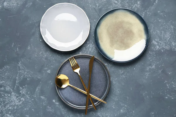 Tischdekoration Mit Verschiedenen Tellern Und Besteck Auf Grauem Grunge Tisch — Stockfoto