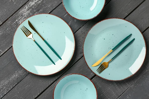 Table Setting Clean Plates Cutlery Black Wooden Table — Stock Photo, Image