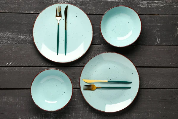 Table Setting Clean Plates Cutlery Black Wooden Table — Stock Photo, Image