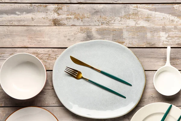 Tischdecken Mit Sauberen Tellern Schüsseln Und Besteck Auf Holztisch — Stockfoto