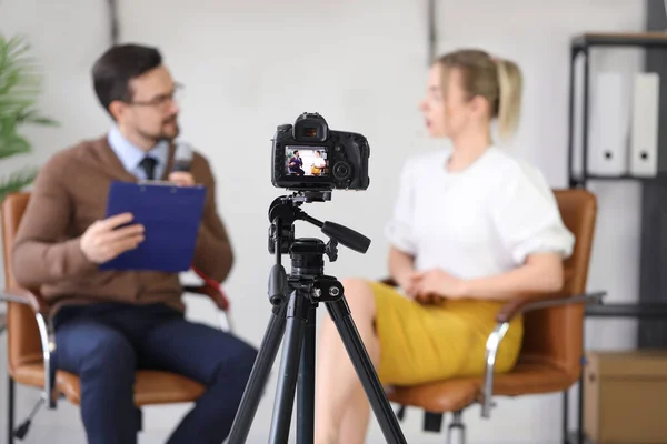 Jornalista Masculino Com Microfone Tendo Uma Entrevista Com Mulher Tela — Fotografia de Stock