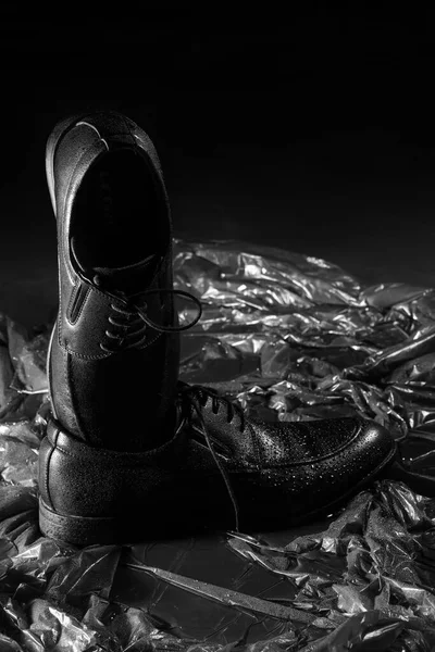 Elegantes Zapatos Masculinos Clásicos Sobre Fondo Negro — Foto de Stock