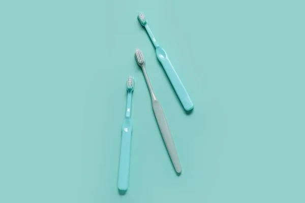 Пластиковые Зубные Щетки Бирюзовом Фоне — стоковое фото