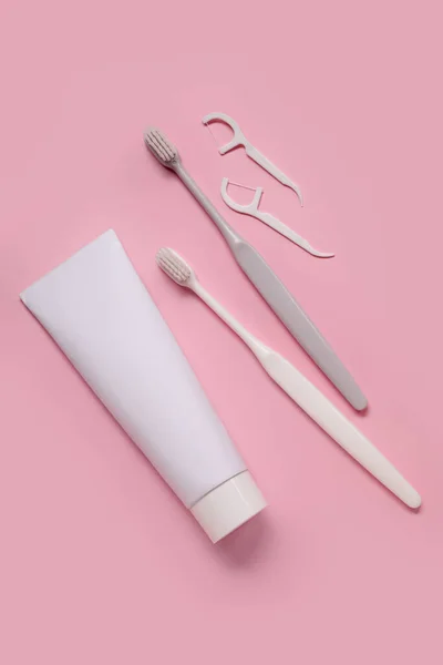 Zahnbürsten Zahnstocher Und Paste Aus Kunststoff Auf Rosa Hintergrund — Stockfoto