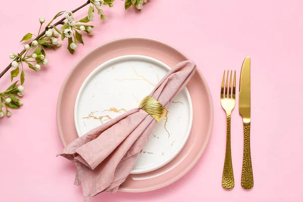 ピンクの背景に咲く木の枝と美しいテーブルの設定 — ストック写真