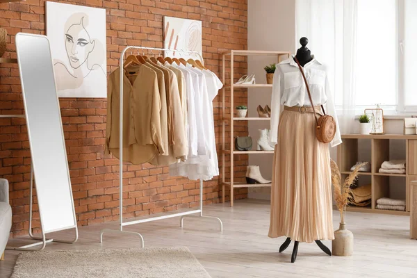 Interieur Einer Modernen Boutique Mit Stilvoller Damenkleidung Und Accessoires — Stockfoto