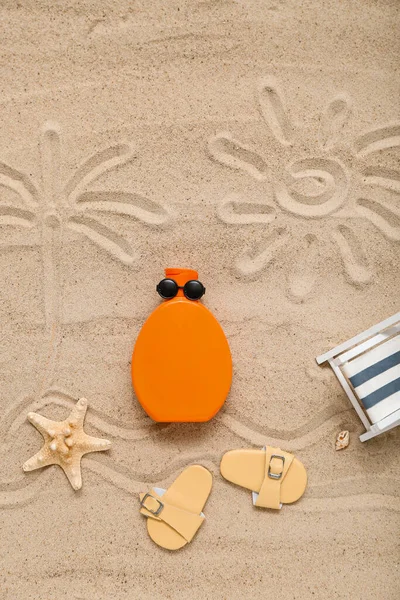 Composición Creativa Con Crema Protectora Solar Accesorios Playa Sobre Arena — Foto de Stock