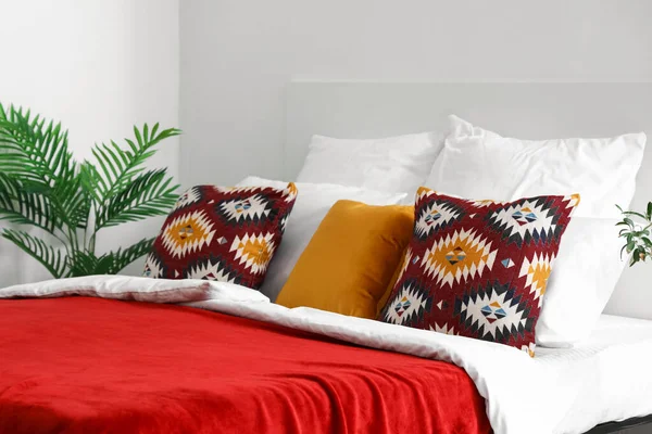 Άνετο Κρεβάτι Μαξιλάρια Και Κόκκινη Κουβέρτα Στο Εσωτερικό Του Υπνοδωματίου — Φωτογραφία Αρχείου