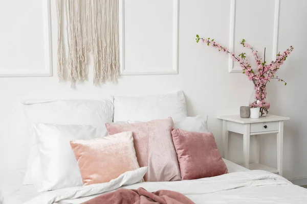 Vazoda Çiçek Açan Ağaç Dalları Olan Rahat Bir Yatak Odası — Stok fotoğraf