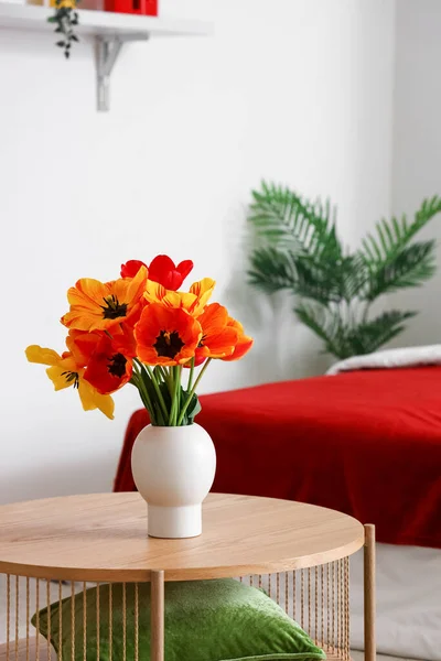 Florero Con Hermosas Flores Tulipán Mesa Madera Interior Del Dormitorio — Foto de Stock