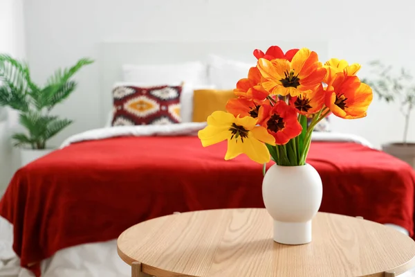 Βάζο Όμορφα Λουλούδια Τουλίπας Ξύλινο Τραπέζι Στο Εσωτερικό Του Υπνοδωματίου — Φωτογραφία Αρχείου