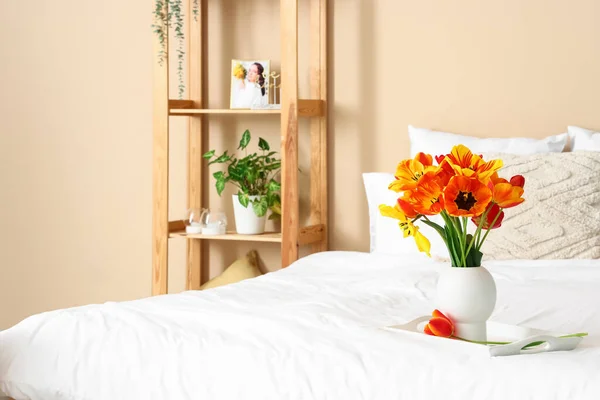 ベッドの上に美しいチューリップの花の花瓶 クローズアップ — ストック写真