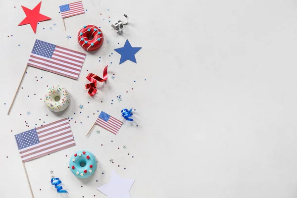 Composição Com Donuts Bandeiras Dos Eua Confetes Mesa Branca Celebração — Fotografia de Stock