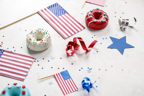 白いテーブルの上にドーナツ アメリカの旗とコンフェッティで構成されます 独立記念日 — ストック写真