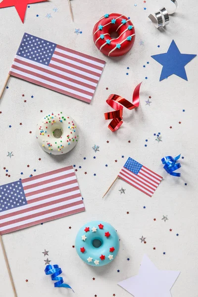 Komposition Mit Donuts Usa Flaggen Und Konfetti Auf Weißem Tisch — Stockfoto