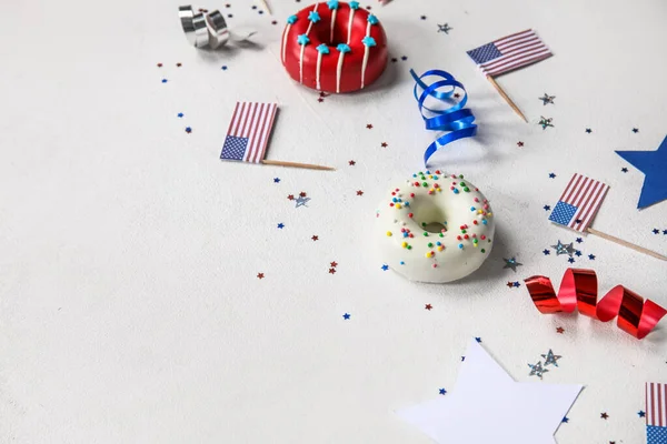 白いテーブルの上にドーナツ アメリカの旗とコンフェッティで構成されます 独立記念日 — ストック写真