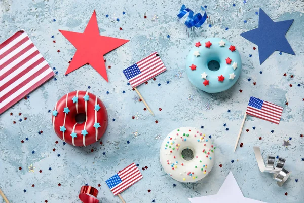 ドーナツと構成 青いグランジテーブル上の米国のフラグとコンフェッティ 独立記念日 — ストック写真