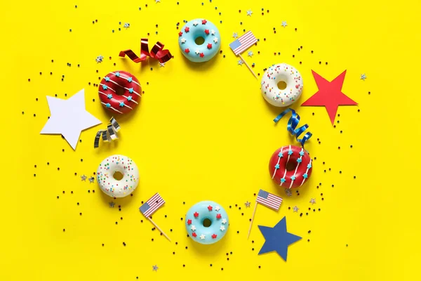 Rahmen Aus Donuts Usa Flaggen Und Konfetti Auf Gelbem Hintergrund — Stockfoto