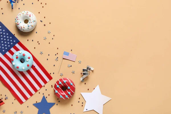 Samenstelling Met Donuts Usa Vlaggen Confetti Beige Achtergrond Onafhankelijkheidsdag — Stockfoto